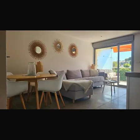 Appt St Tropez ,magnifique T2, 2 Piscines ,terrasse, Emplacement Ideal ,front De Mer,parking , à 2 Pas Du Centre , Magnifique Résidence